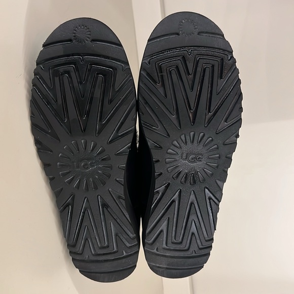 UGG Women's Classic Zip Mini Black Pre-loved - Picture 12 of 17